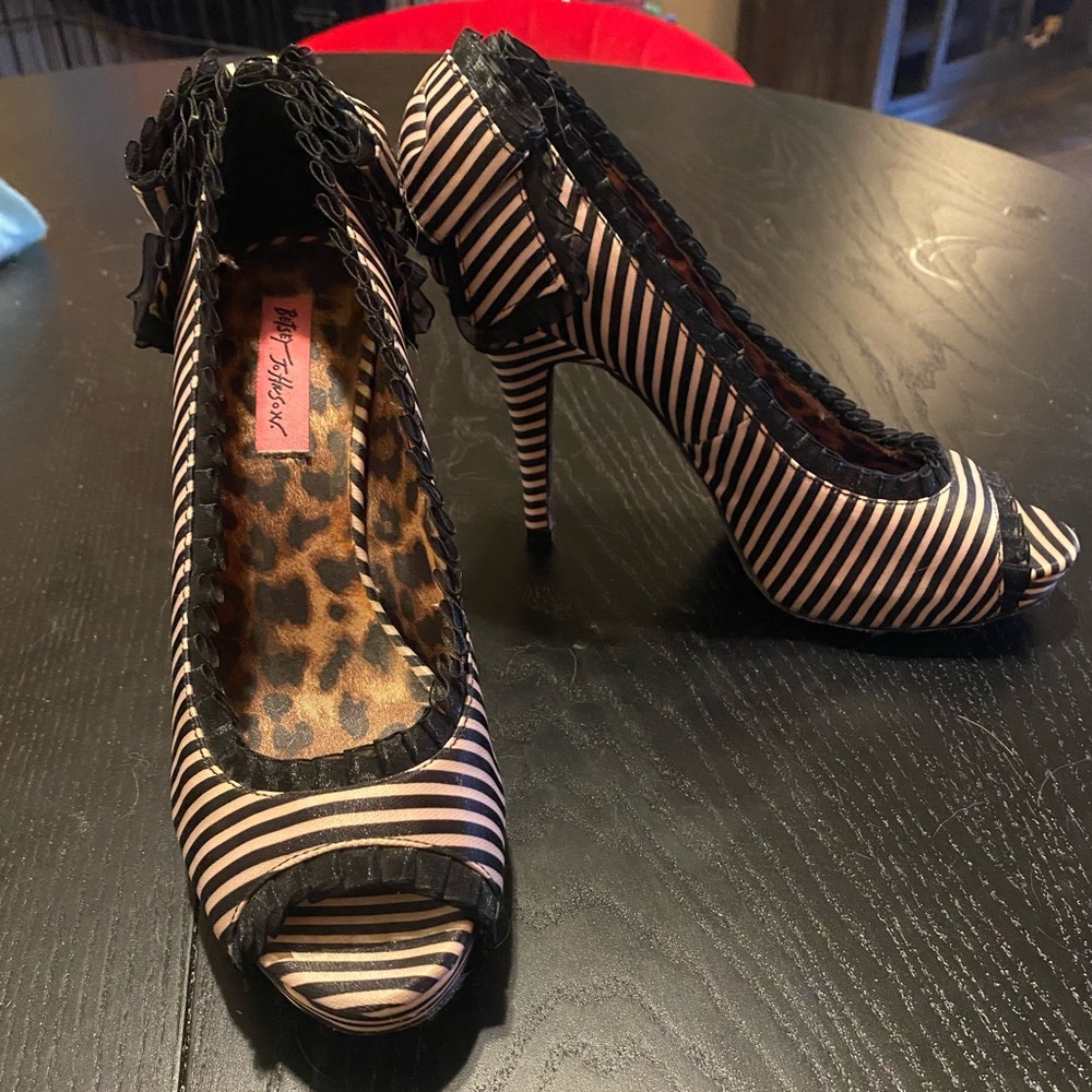 Betsey Johnson Cammie Pumps - size 7.5